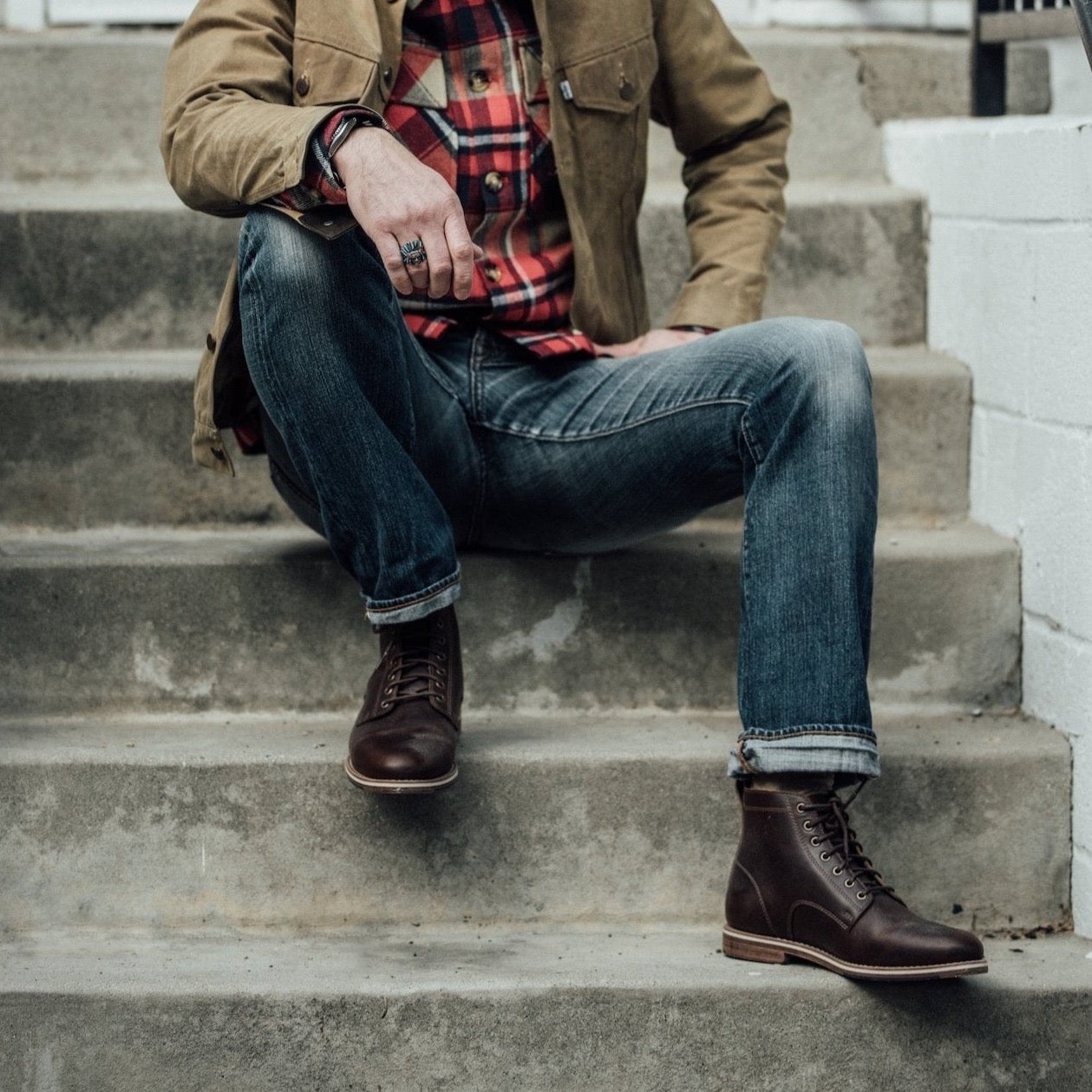HELM - Man wearing the Zind Brown sitting on steps